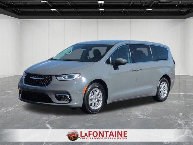 2023 Chrysler Pacifica Touring L's photo