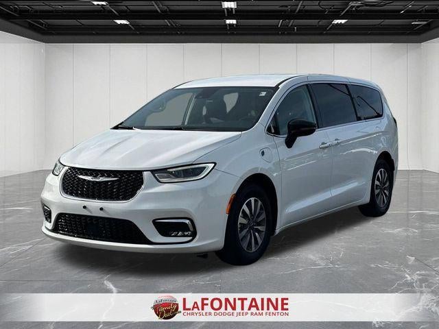 2024 Chrysler Pacifica Hybrid Select PHEV's photo