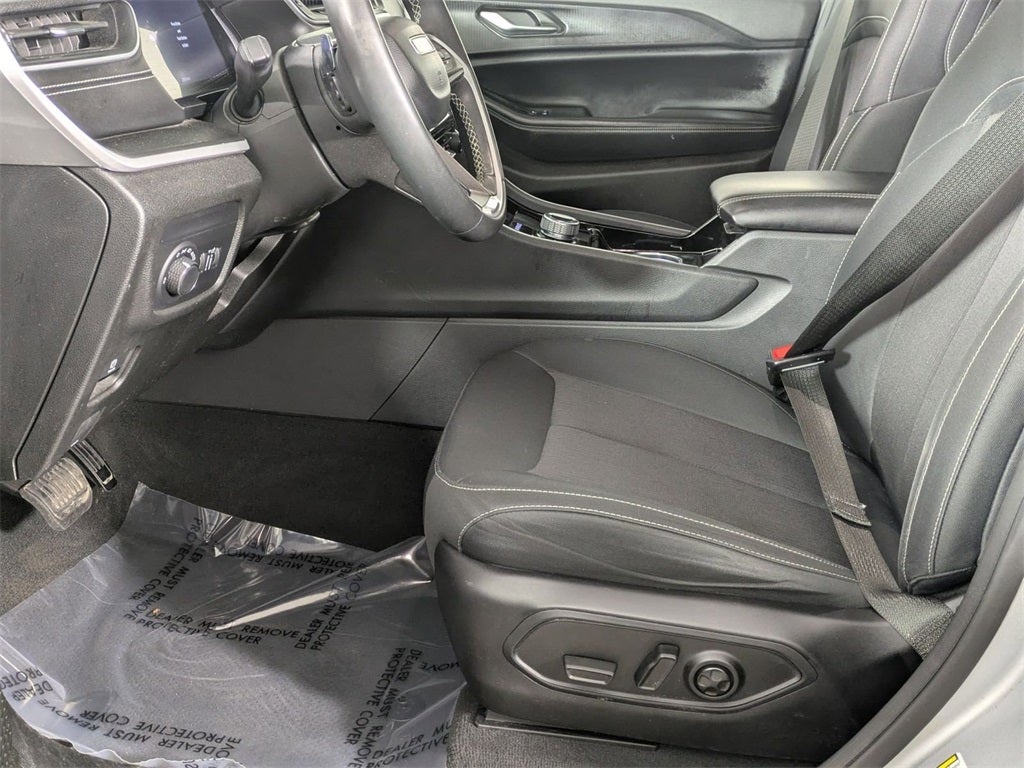 2023 Jeep Grand Cherokee Laredo 4x4