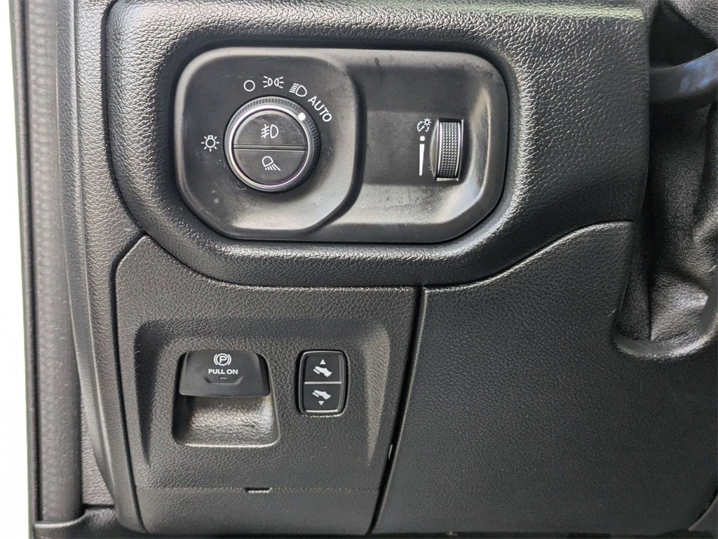 2020 RAM 1500 Big Horn Crew Cab 4x4 5'7' Box