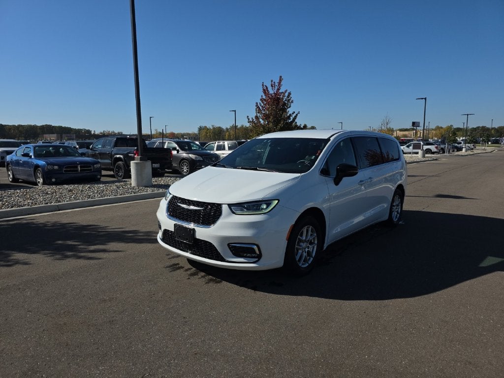 2025 Chrysler Pacifica Select