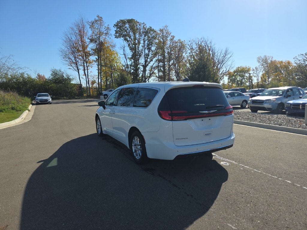 2025 Chrysler Pacifica Select